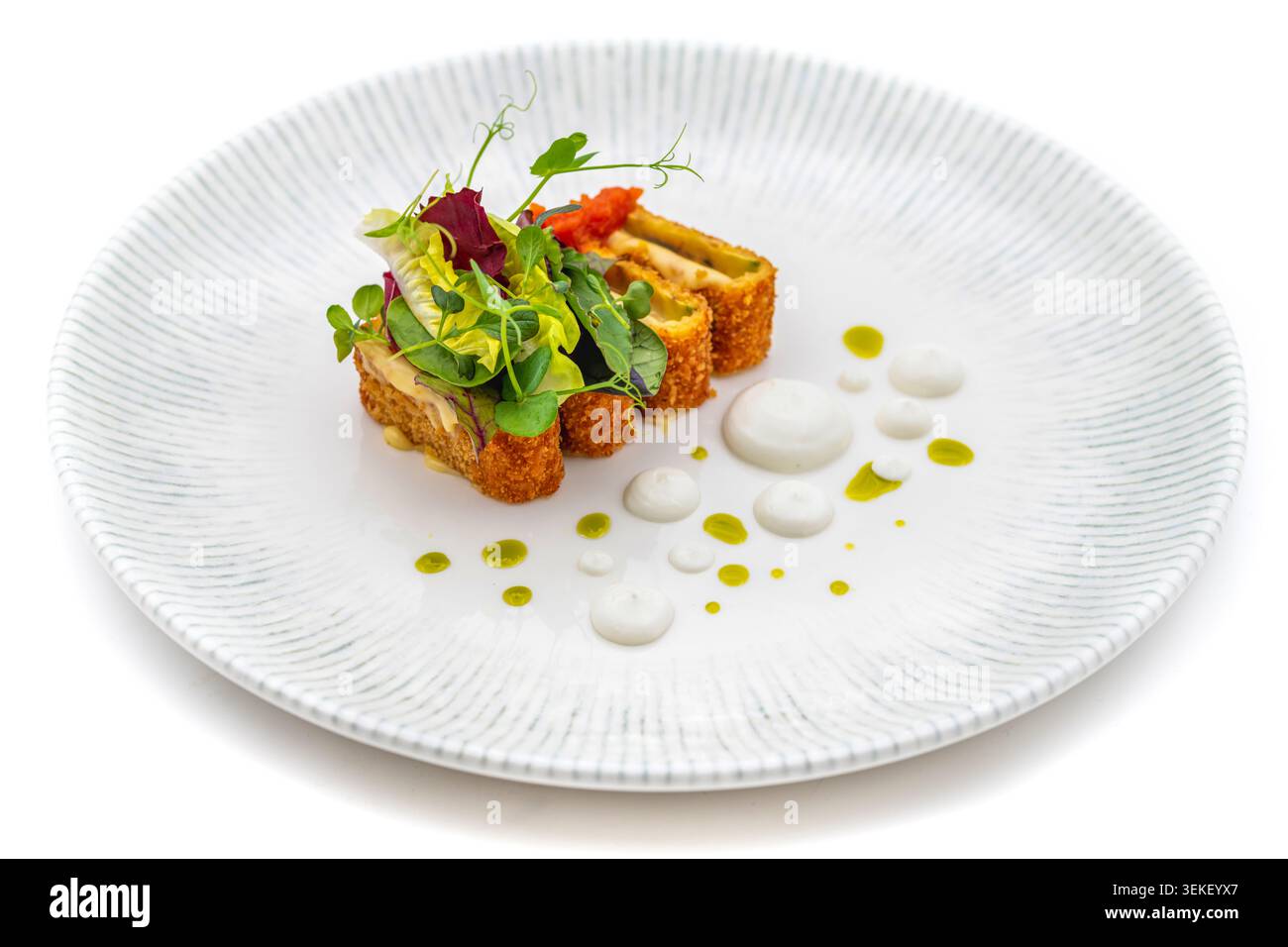Gourmet-Gericht mit Meeresfrüchten, elegant mit Mikrogrün dekoriert Stockfoto