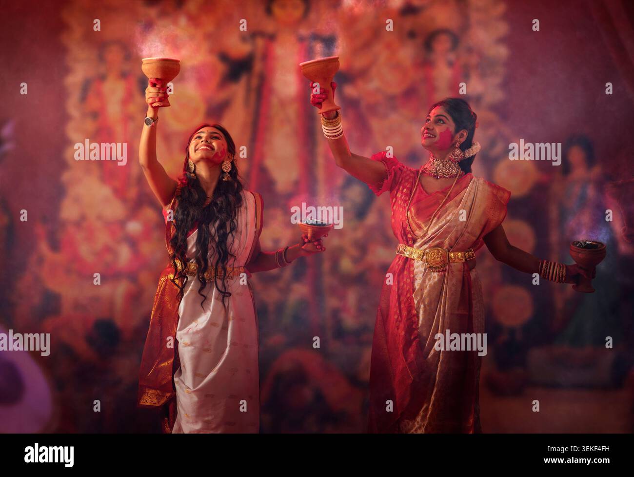 Bengalische Frauen, die Dhunuchi-Tanz anlässlich der Durga Puja aufführen Stockfoto