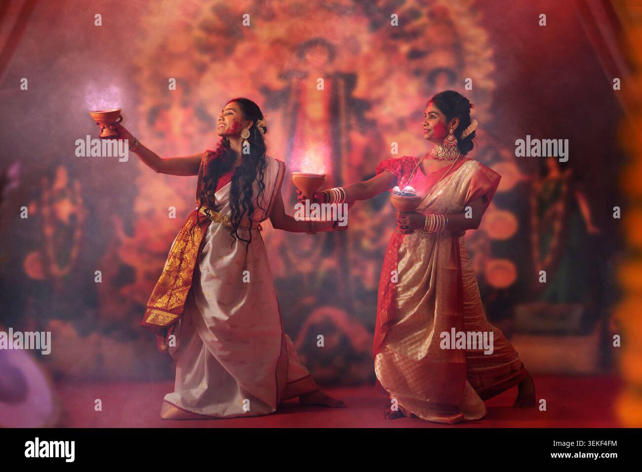 Bengalische Frauen, die Dhunuchi-Tanz anlässlich der Durga Puja aufführen Stockfoto