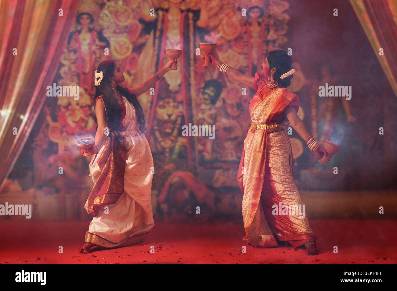 Bengalische Frauen, die Dhunuchi-Tanz anlässlich der Durga Puja aufführen Stockfoto