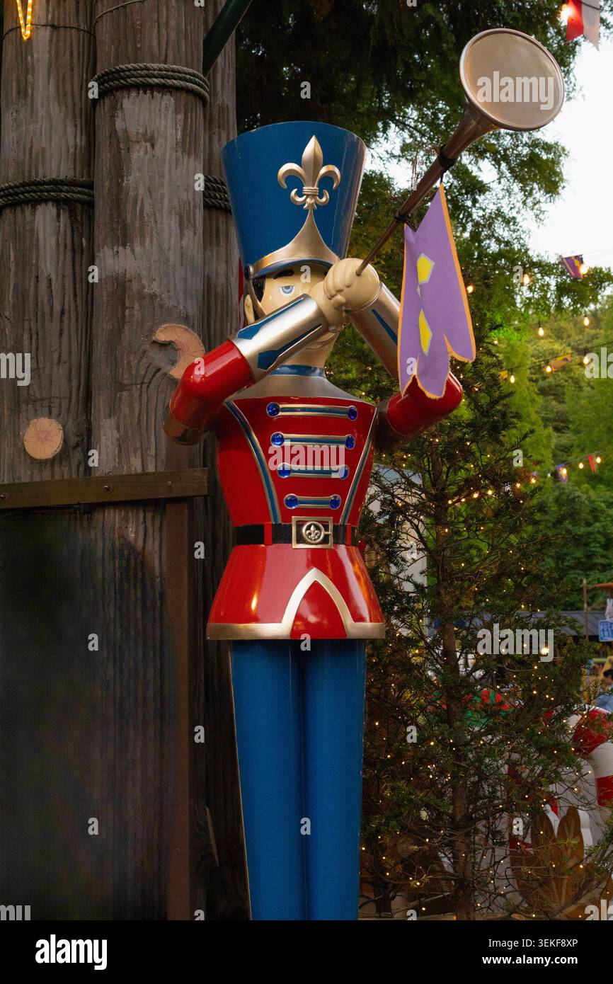 Spielzeug Soldat Weihnachtsdekoration spielt Trompete im festlichen Holiday Park. Saisonale Feierlichkeiten, Winterattraktionen und weihnachtliches Konzept. Stockfoto
