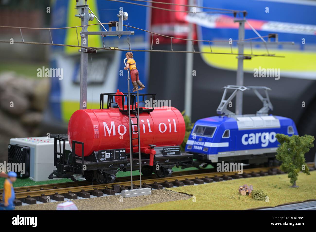 Schlagsdorf, Deutschland, 31. Mai 2026: Modellbahn, Güterzug, und ein Arbeiter auf einer Leiter, der die Elektrifizierung repariert, gezeigt auf einem Informationsfest Stockfoto