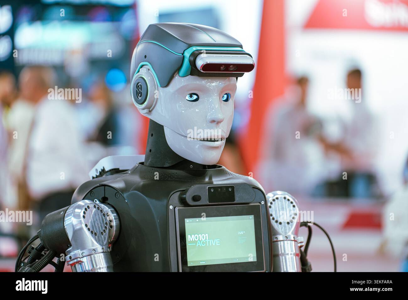 Eine Nahaufnahme eines fortschrittlichen humanoiden Serviceroboters mit beleuchteten blauen Augen und einem am Kopf montierten Sensor-Array, das an einer Automatisierungs-t zu sehen ist Stockfoto