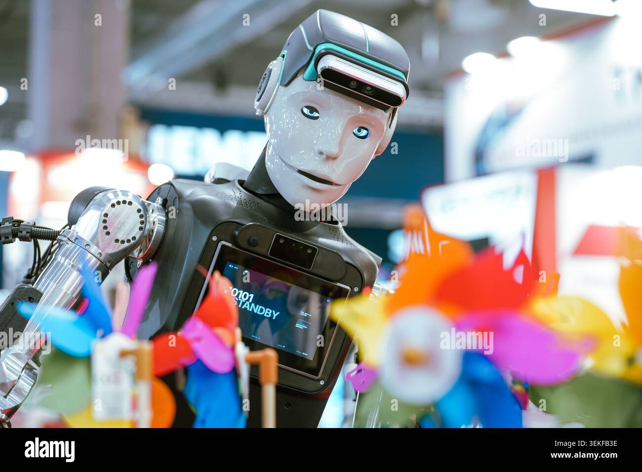 Ein fortgeschrittener humanoider Roboter während einer öffentlichen Demonstration auf einer Industrietechnologiemesse. Stockfoto