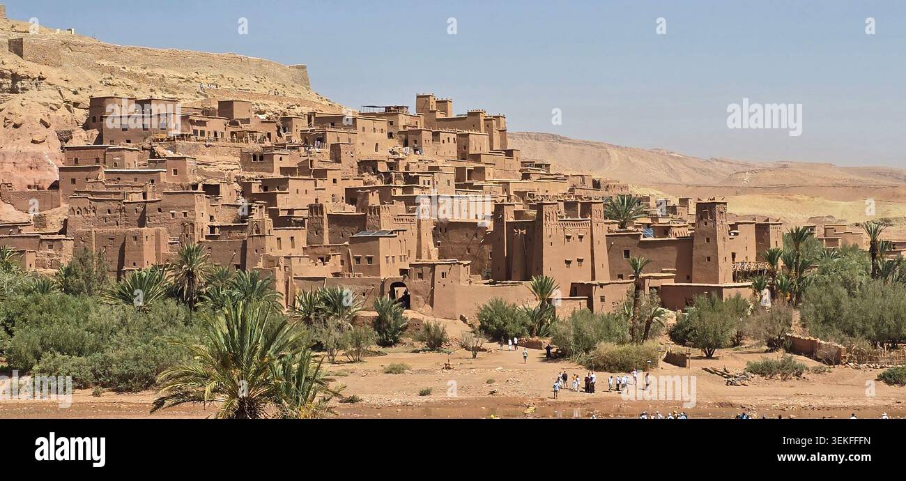 Ait Ben Haddou, Marokko – historisches Kasbah-Dorf, das zum UNESCO-Weltkulturerbe gehört und von Palmenhainen und Wüstenlandschaften umgeben ist. - Smartphone-aufgenommenes Stockfoto