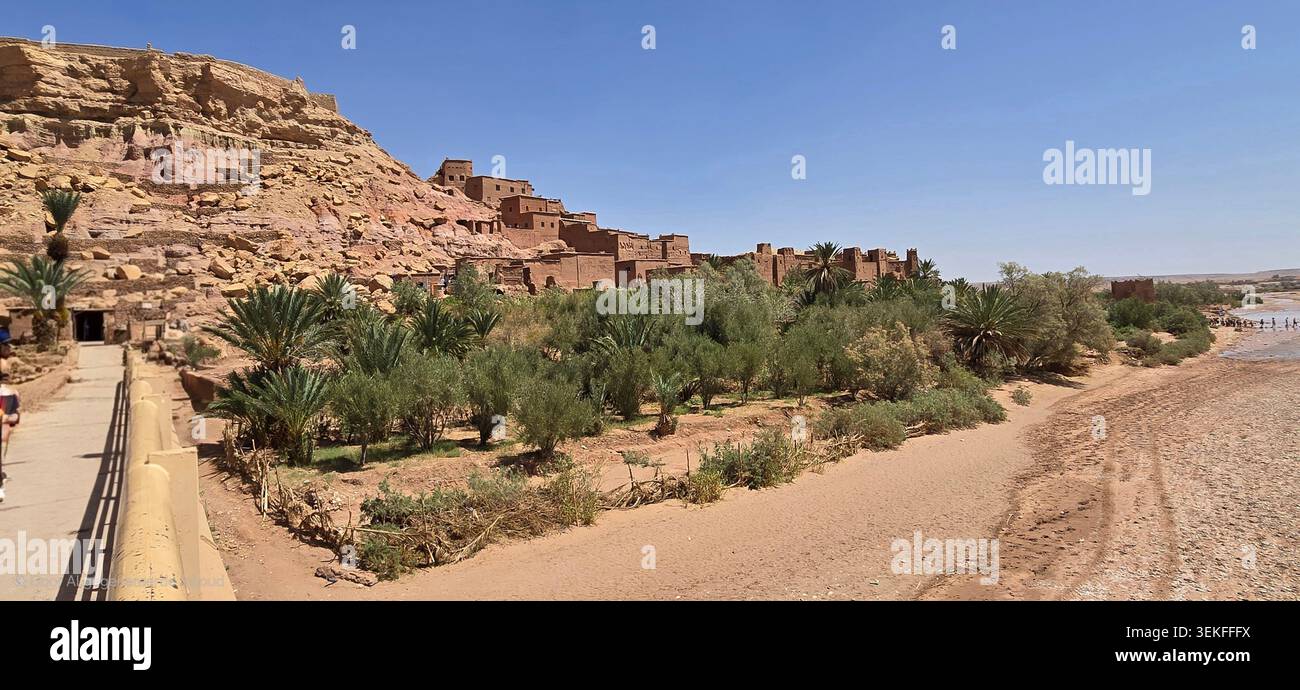 Ait Ben Haddou, Marokko – historisches Kasbah-Dorf, das zum UNESCO-Weltkulturerbe gehört und von Palmenhainen und Wüstenlandschaften umgeben ist. - Smartphone-aufgenommenes Stockfoto
