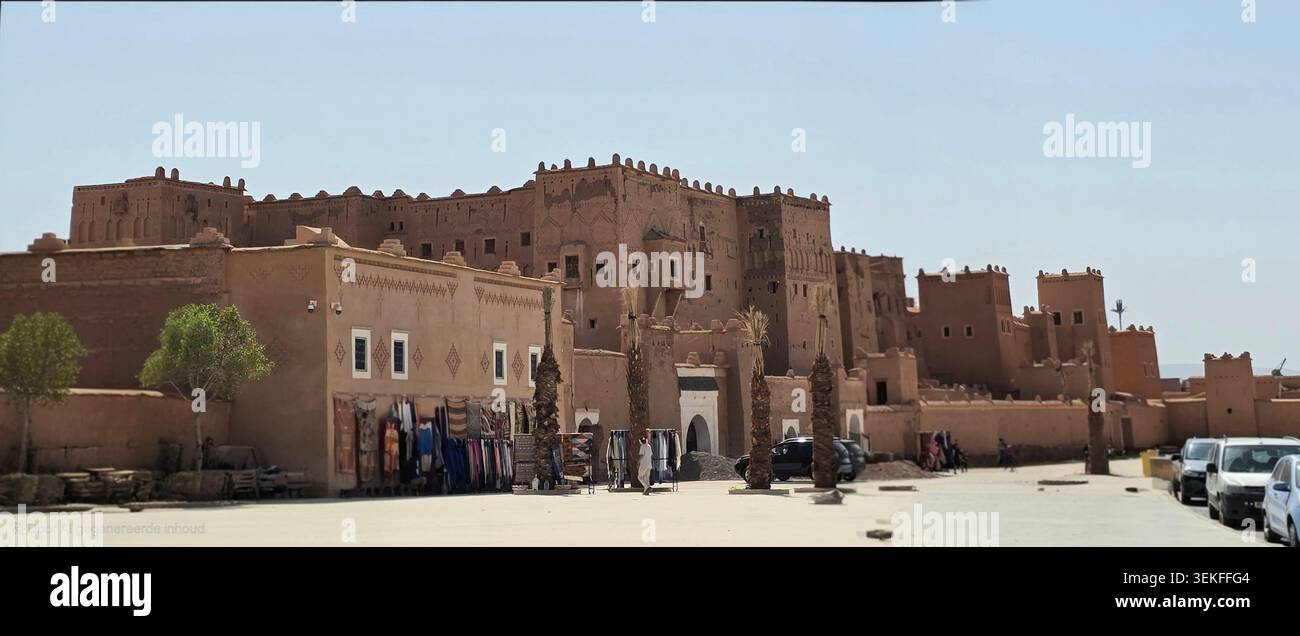 Historische Taourirt Kasbah in Ouarzazate, Marokko, mit traditioneller Wüstenarchitektur und kulturellem Erbe. - Smartphone-aufgenommenes Stockfoto