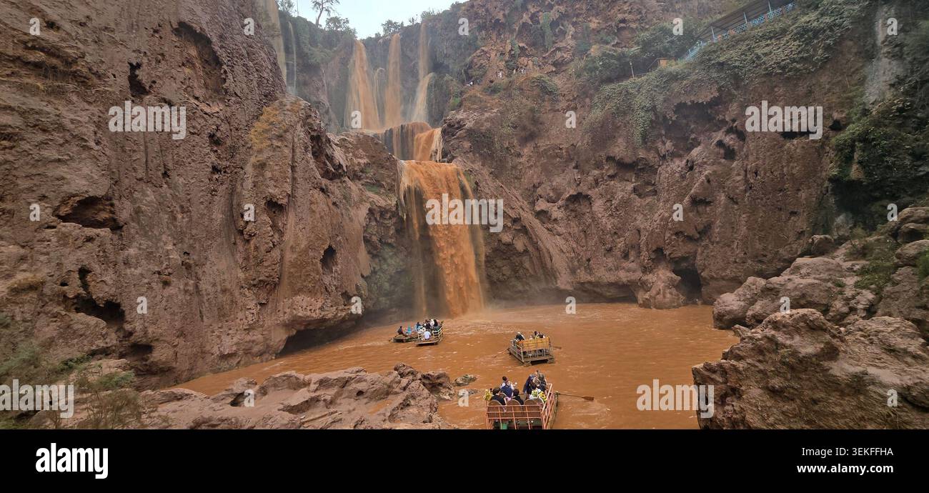 Die Ouzoud Wasserfälle in Marokko bieten Wasserfälle, felsige Klippen und Besucher, die eine der beliebtesten Naturattraktionen Nordafrikas erkunden. - Smartphone-aufgenommenes Stockfoto