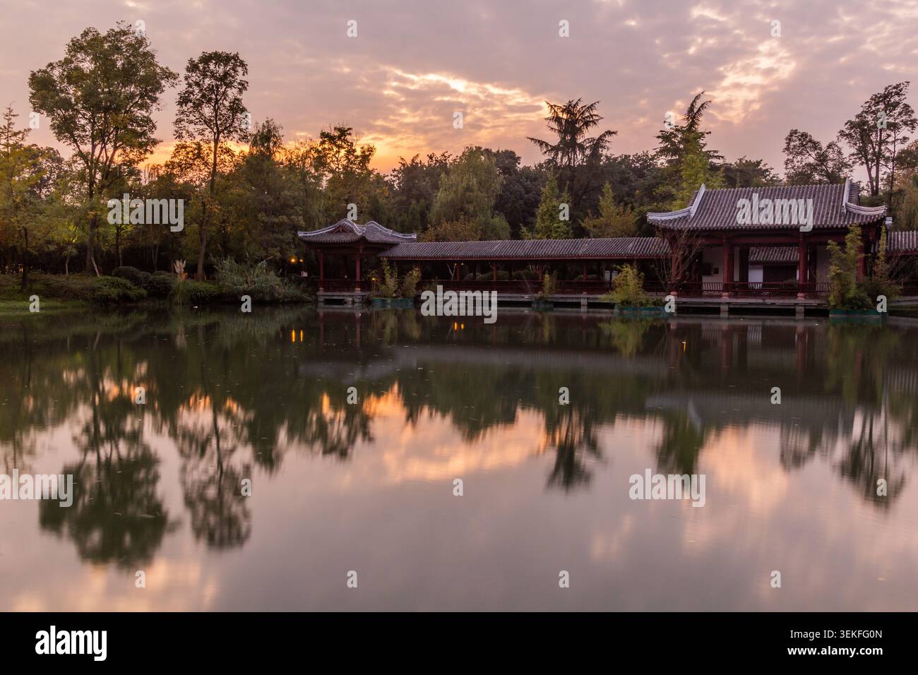 Teich auf dem Gelände des Wuhou-Tempels in Chengdu, China Stockfoto