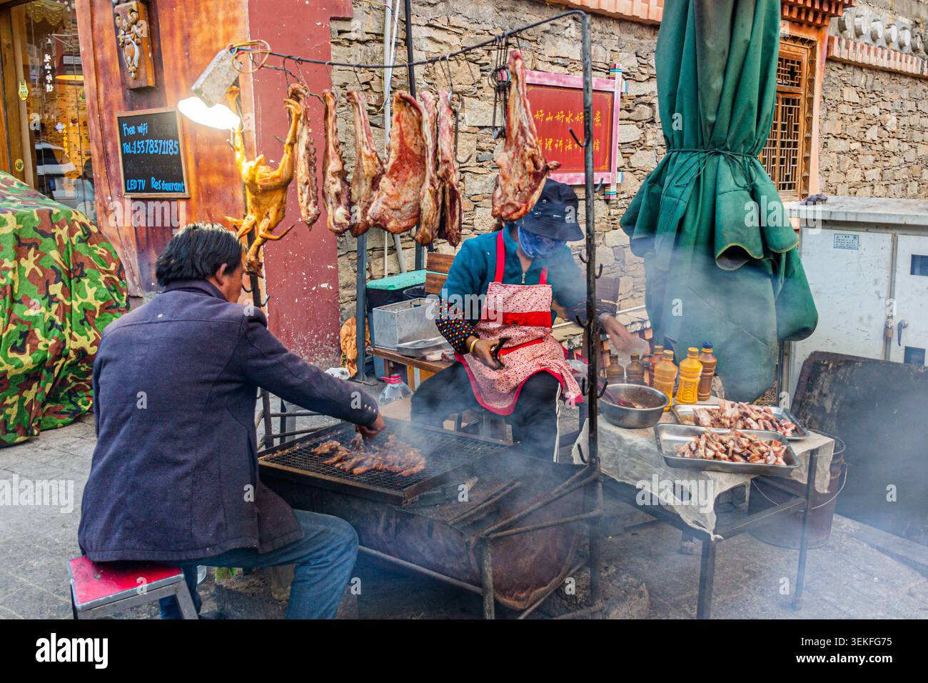 SIGUNIANGSHAN, CHINA - 2. NOVEMBER 2019: Street Food Stall in Siguniangshan in der Provinz Sichuan, China Stockfoto