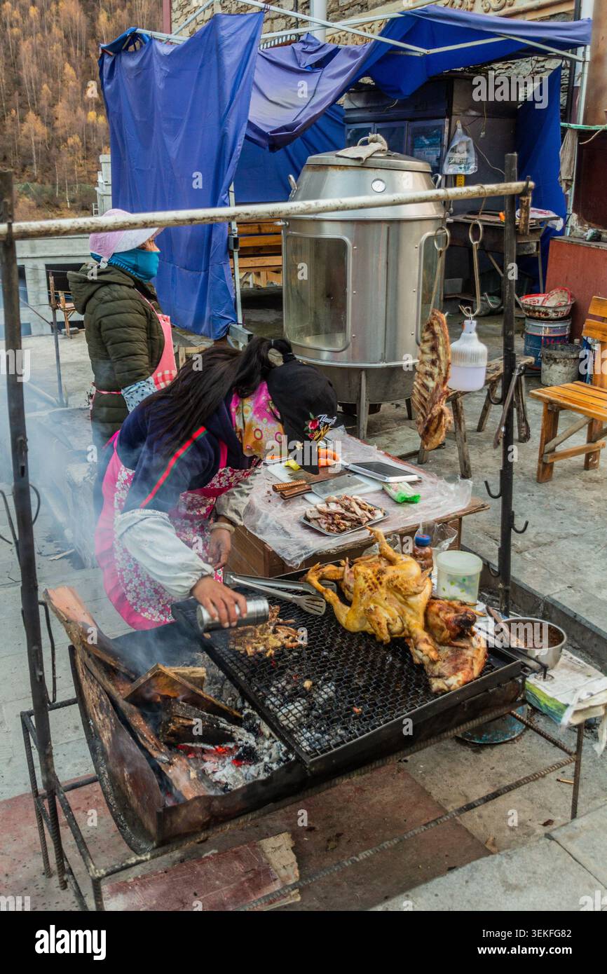 SIGUNIANGSHAN, CHINA - 2. NOVEMBER 2019: Street Food Stall in Siguniangshan in der Provinz Sichuan, China Stockfoto