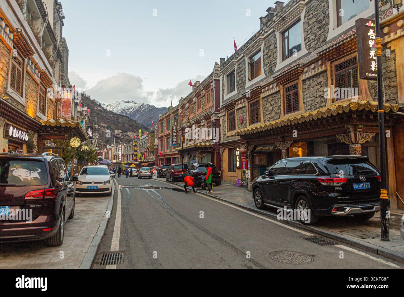 SIGUNIANGSHAN, CHINA - 2. NOVEMBER 2019: Straße in der Stadt Siguniangshan in der Provinz Sichuan, China Stockfoto