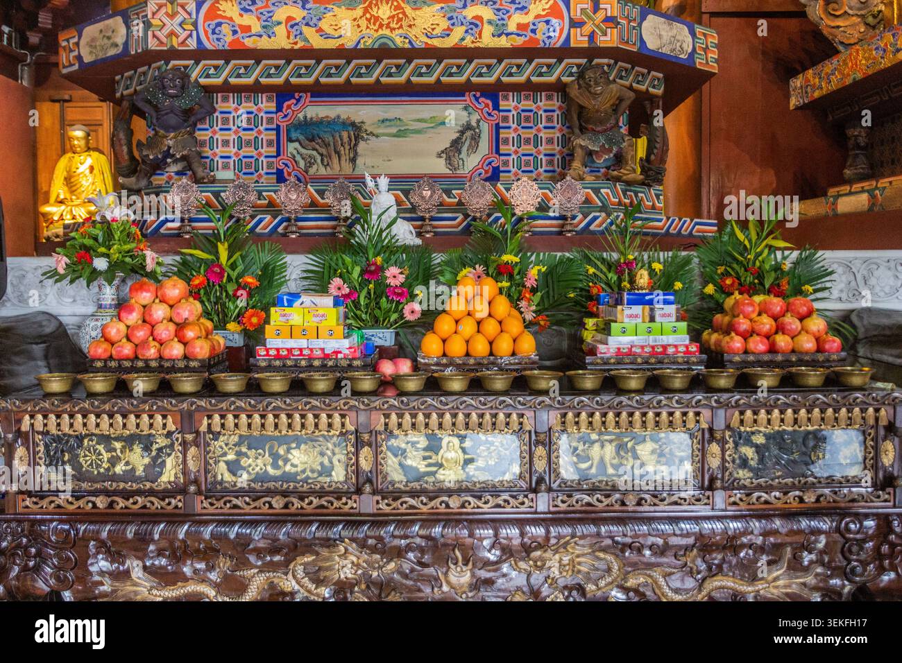 LE SHAN, CHINA - 6. NOVEMBER 2019: Opfer in einem buddhistischen Tempel auf dem Gelände des Riesenbuddhas in Le Shan, Provinz Sichuan, China Stockfoto