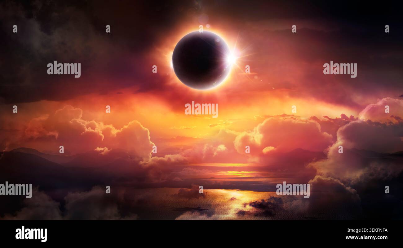 Totale Sonnenfinsternis - Ringförmiger Schatten Des Mondes Mit Roten Wolken Bei Sonnenuntergang Auf Dem Ozean - Abstrakte Fantasy-Komposition Mit Lichter-Flare-Effekt Stockfoto
