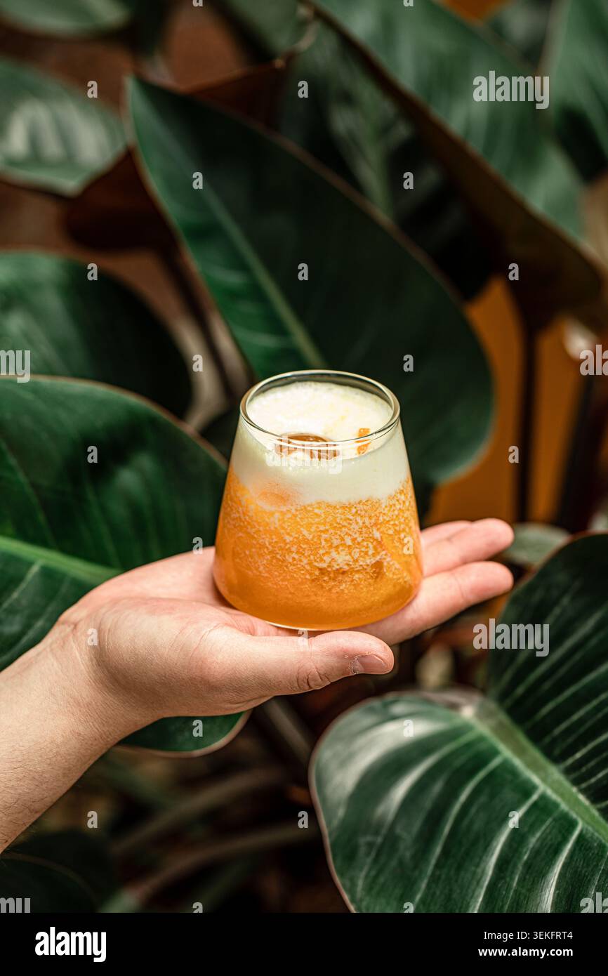 Cremiger Zitruscocktail auf der Hand Stockfoto