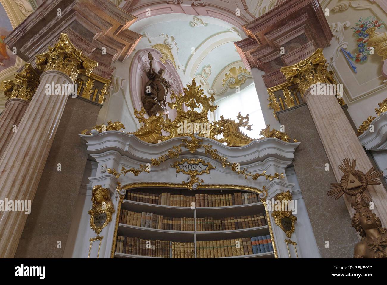 Verzierte barocke architektonische Details in der historischen Stiftsbibliothek Admont in der Steiermark, Österreich. Stockfoto