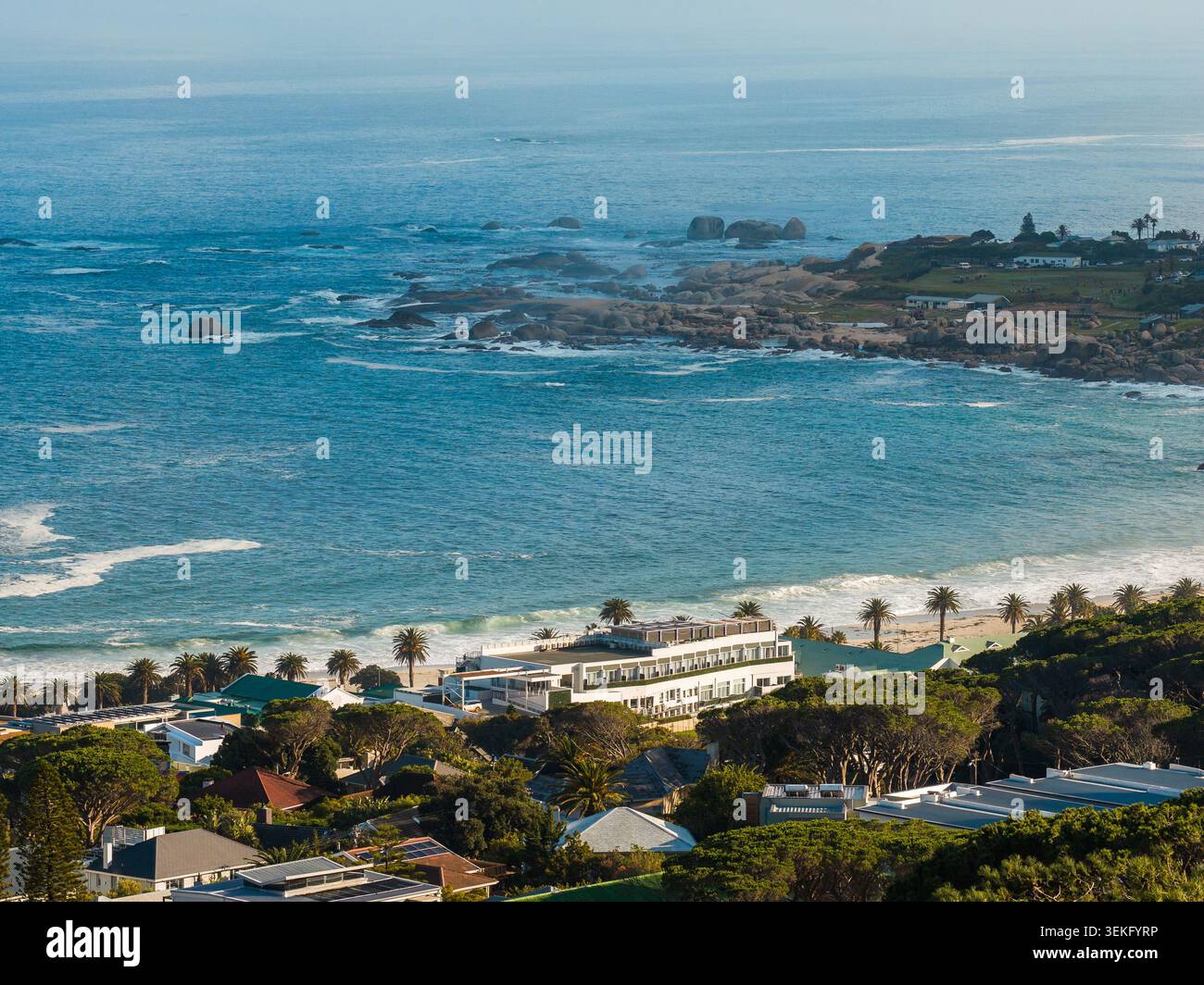 Aus der Vogelperspektive auf die Atlantikküste von Kapstadt mit Palmen Stockfoto