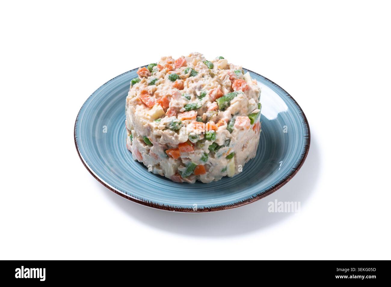 Traditioneller russischer Salat auf weißem Hintergrund Stockfoto