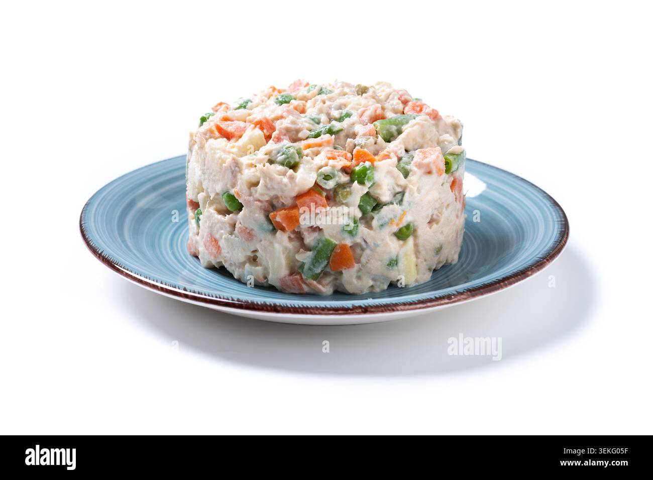 Traditioneller russischer Salat auf weißem Hintergrund Stockfoto
