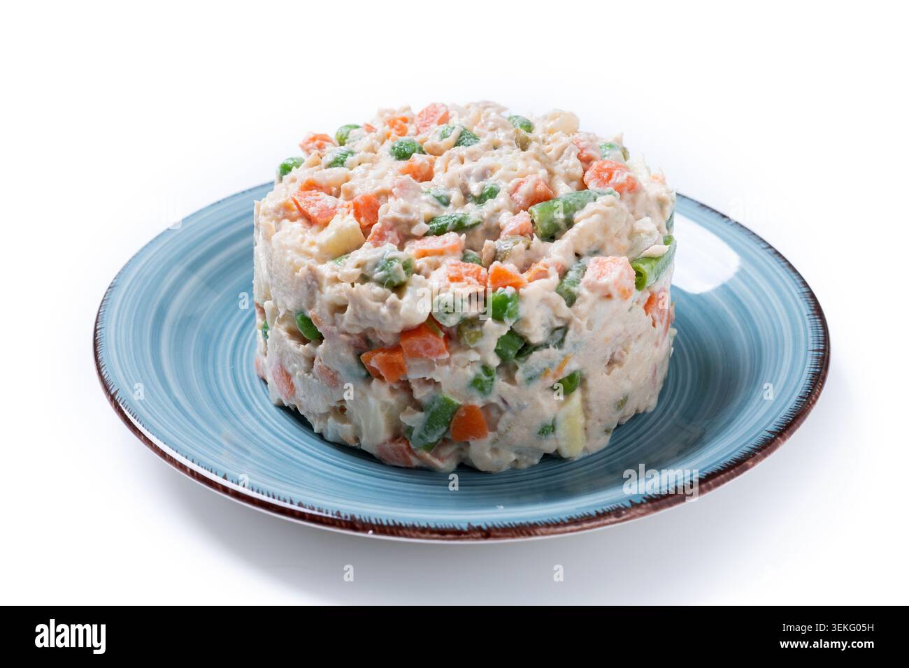 Traditioneller russischer Salat auf weißem Hintergrund Stockfoto