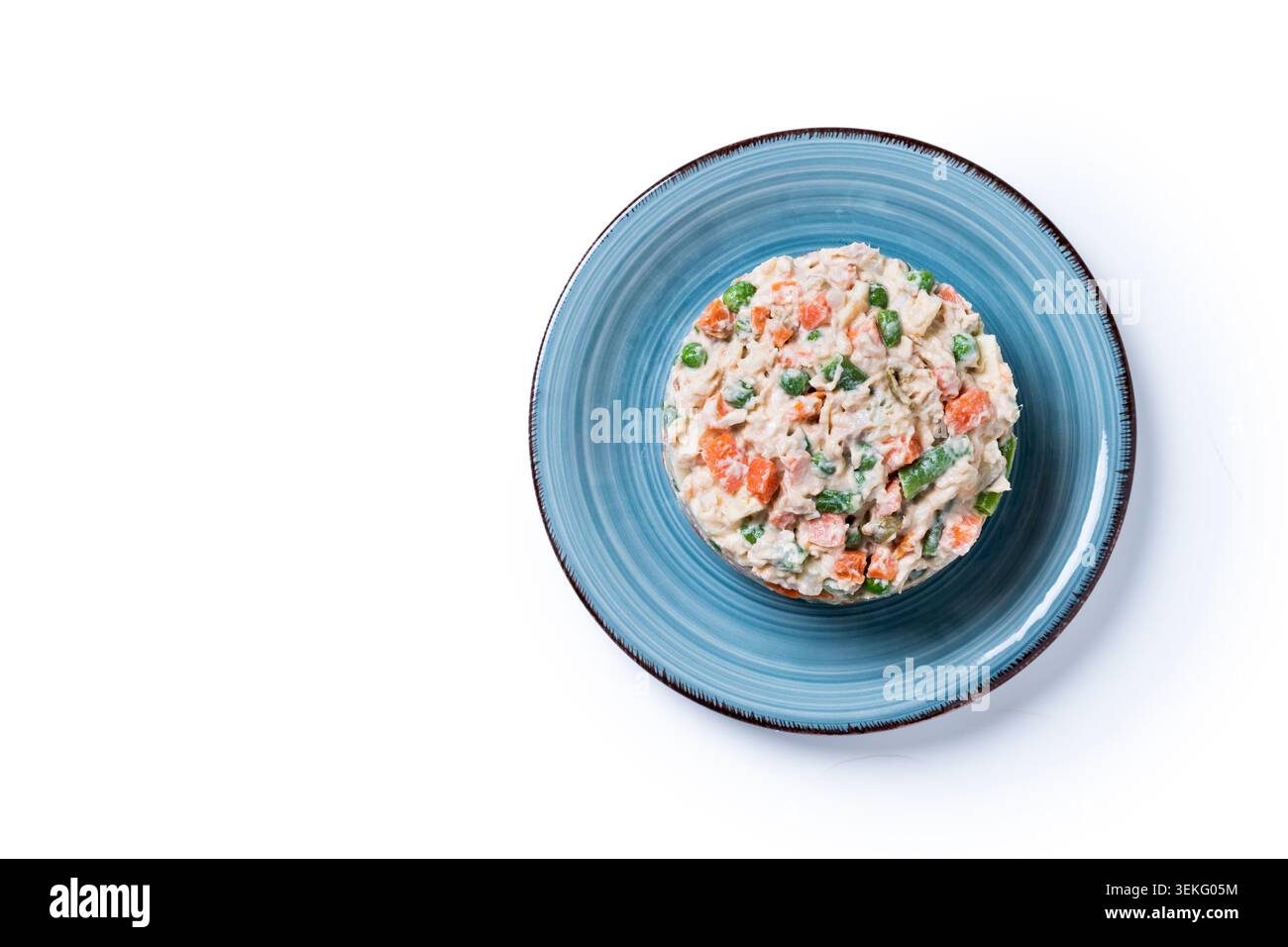 Traditioneller russischer Salat auf weißem Hintergrund Stockfoto