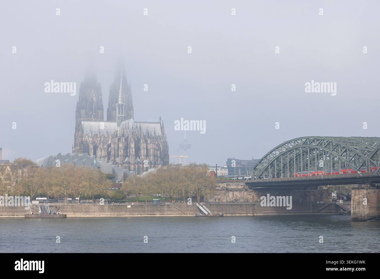 Blick über den Rhein zum Dom im Nebel, Hohenzollernbrücke, Köln, Nordrhein-Westfalen, Deutschland. Blick ueber den Rhein zum Dom im Neb Stockfoto