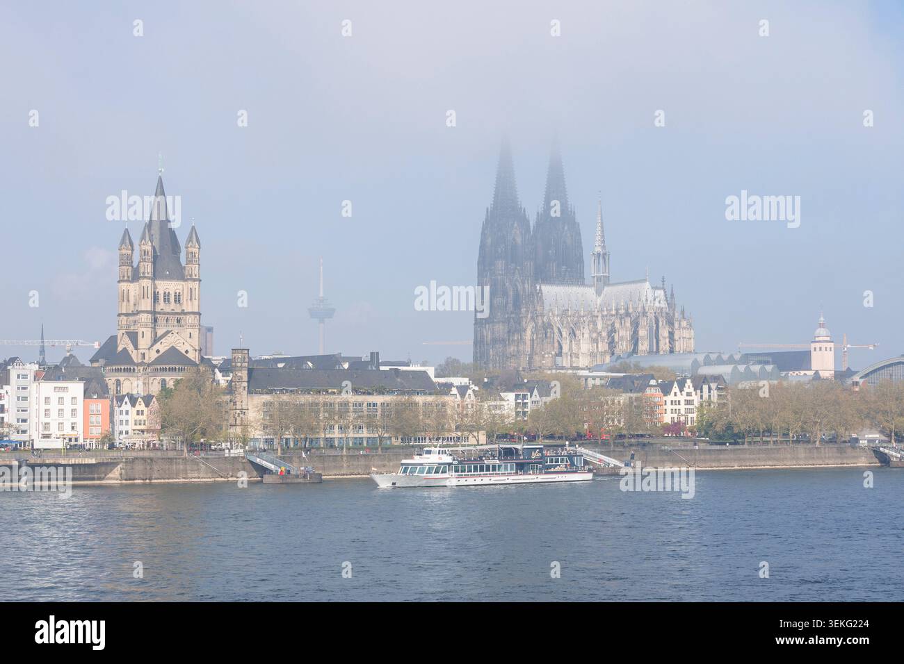 Blick über den Rhein auf die Kirche Groß St. Martin und den Dom im Nebel, Köln, Nordrhein-Westfalen, Deutschland. Blick uber den Rhein zur Stockfoto