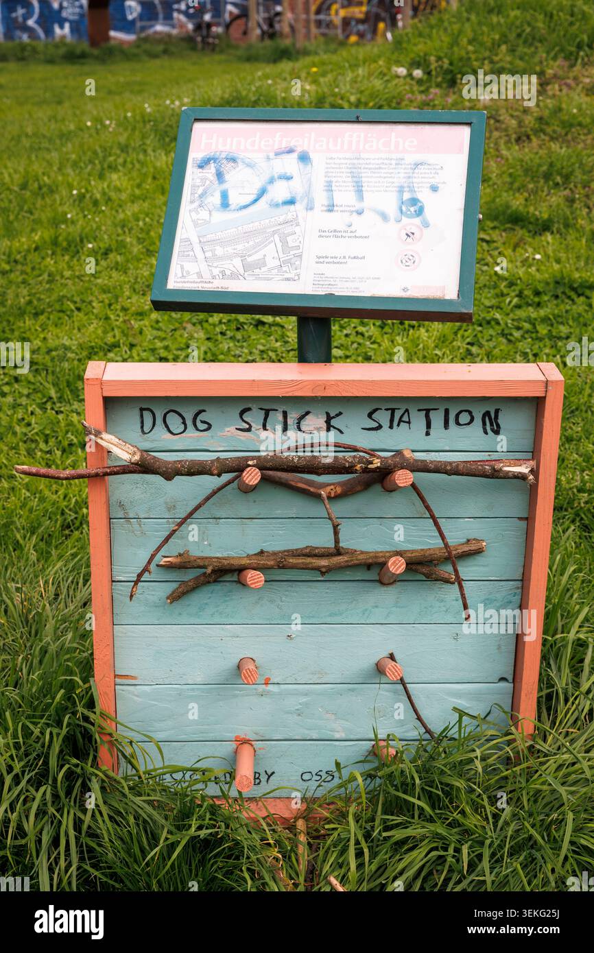 Ein Schrank mit der Aufschrift „Dog Stick Station“ mit einer Vielzahl von Stäben für Hunde, Köln, Deutschland. ein Gestell mit der Aufschrift „Dog Stick Station“ mit einer Stockfoto
