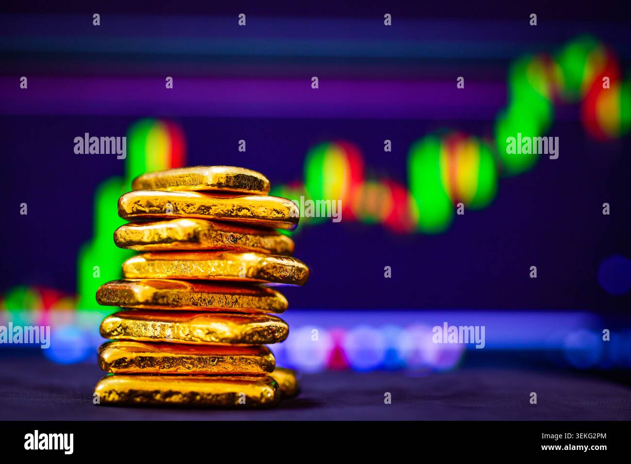 Hoher Stapel von Goldbarren mit verschwommenem aufsteigenden Finanzkerzenchart-Hintergrund Stockfoto