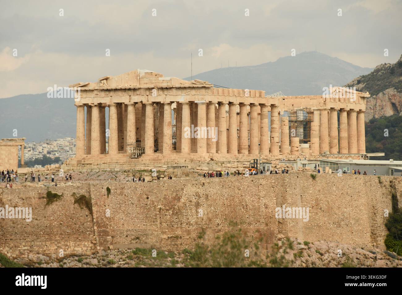 Blick auf die Akropolis Athen Griechenland mit dem Parthenon-Tempel, der der griechischen Göttin Athena vom Philopappos-Hügel Filopappou gewidmet ist Stockfoto