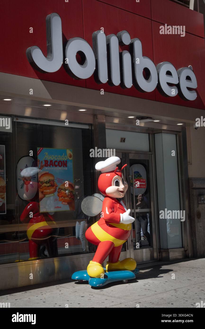 Außerhalb von Jollibee mit ihrem Maskottchen in der 42nd Street, Manhattan. Es ist eine Fast-Food-Kette aus den Philippinen, die philippinische und amerikanische Aromen vereint. Stockfoto
