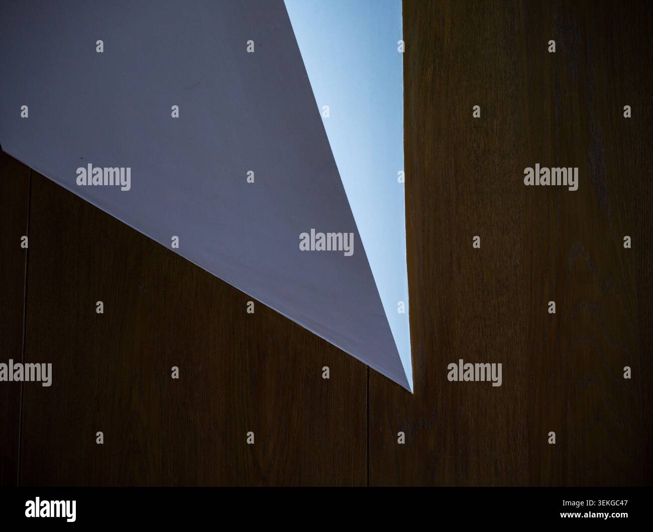 Abstrakte minimalistische Architektur mit geometrischen Dreiecken und Naturholztextur Stockfoto