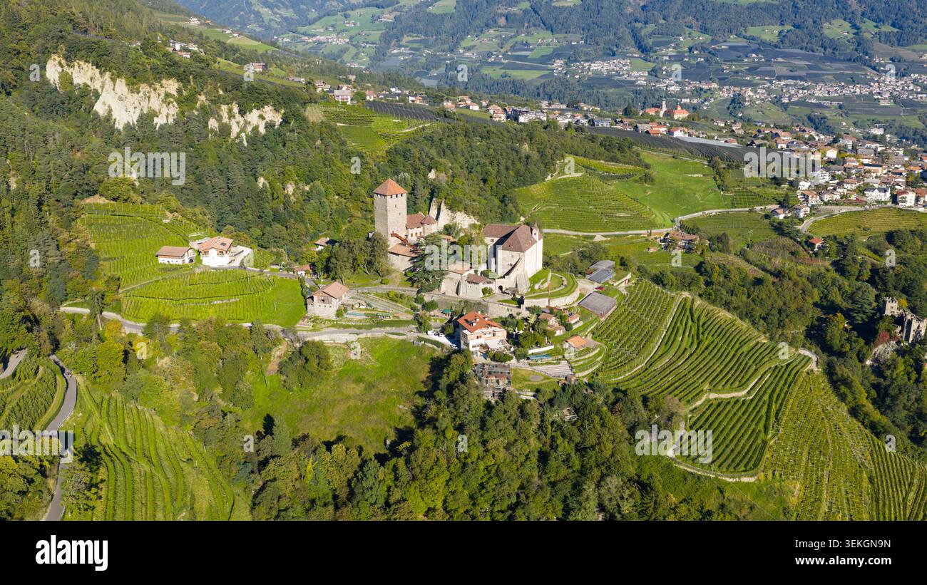 Historische Architektur des Schlosses Tirol über Weinterrassen Stockfoto