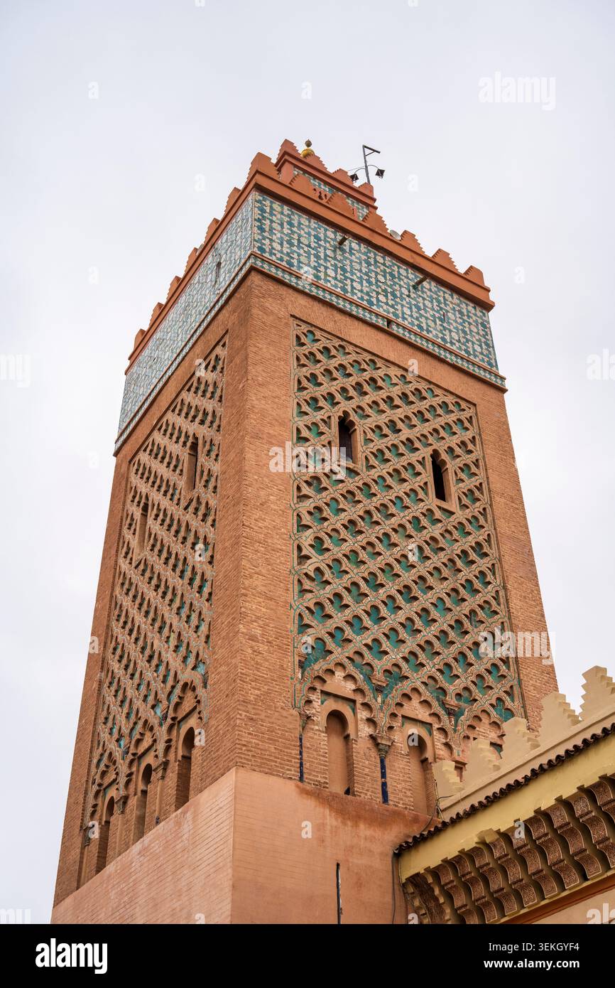 Minarett der Moulay al-Yazid-Moschee (Kasbah-Moschee) in der Kasbah-Gegend der Medina von Marrakesch in Marokko, Nordafrika Stockfoto