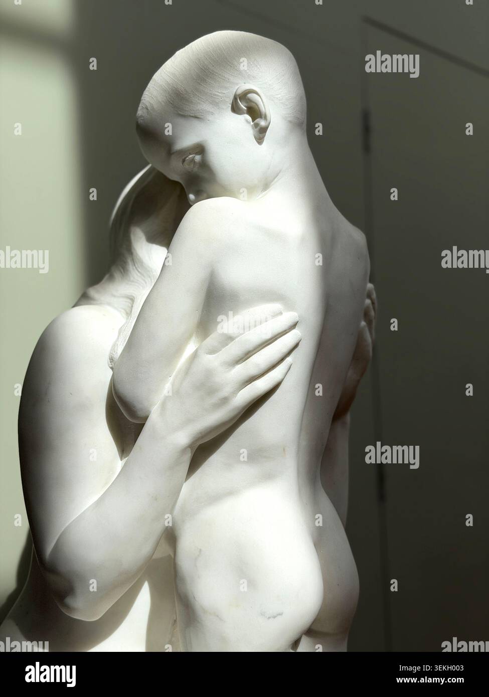 Weiße Marmorskulptur, die eine Mutter zeigt, die ihr Kind in einer Umarmung hält, von dem norwegischen Bildhauer gustav vigeland oslo norway, Mother & Child (1909) Stockfoto