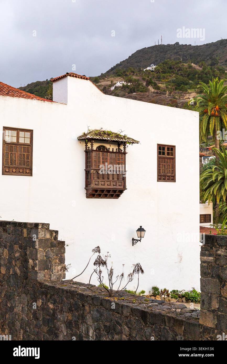 Historisches weiß getünchtes Haus mit einem geschnitzten Holzbalkon, ein charakteristisches Merkmal der traditionellen kanarischen Architektur in Icod de los Vinos, Teneriffa, Stockfoto