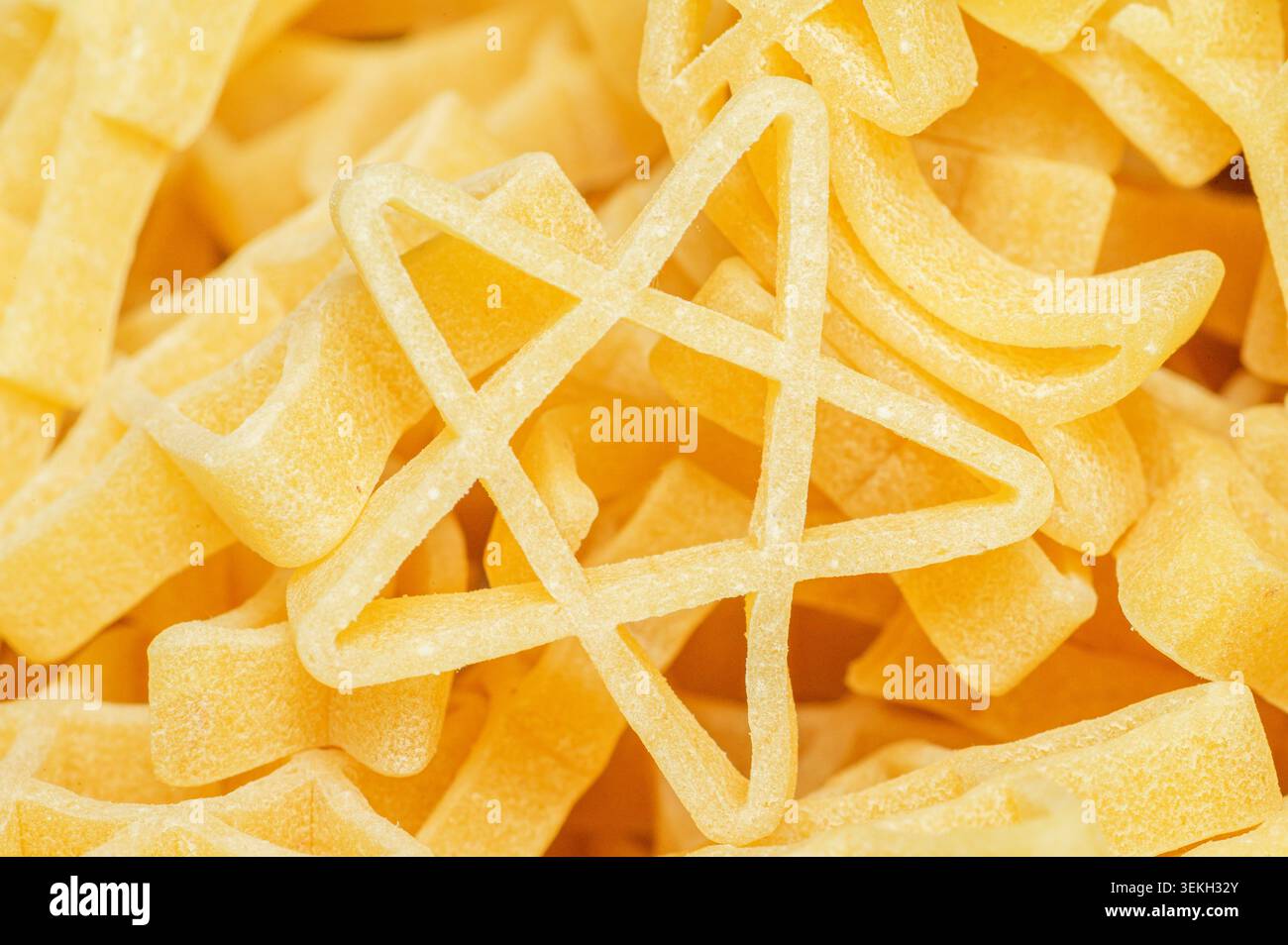 Nahaufnahme sternförmiger Pasta, ein lustiges und einzigartiges Essen für Kinder Mahlzeiten Stockfoto