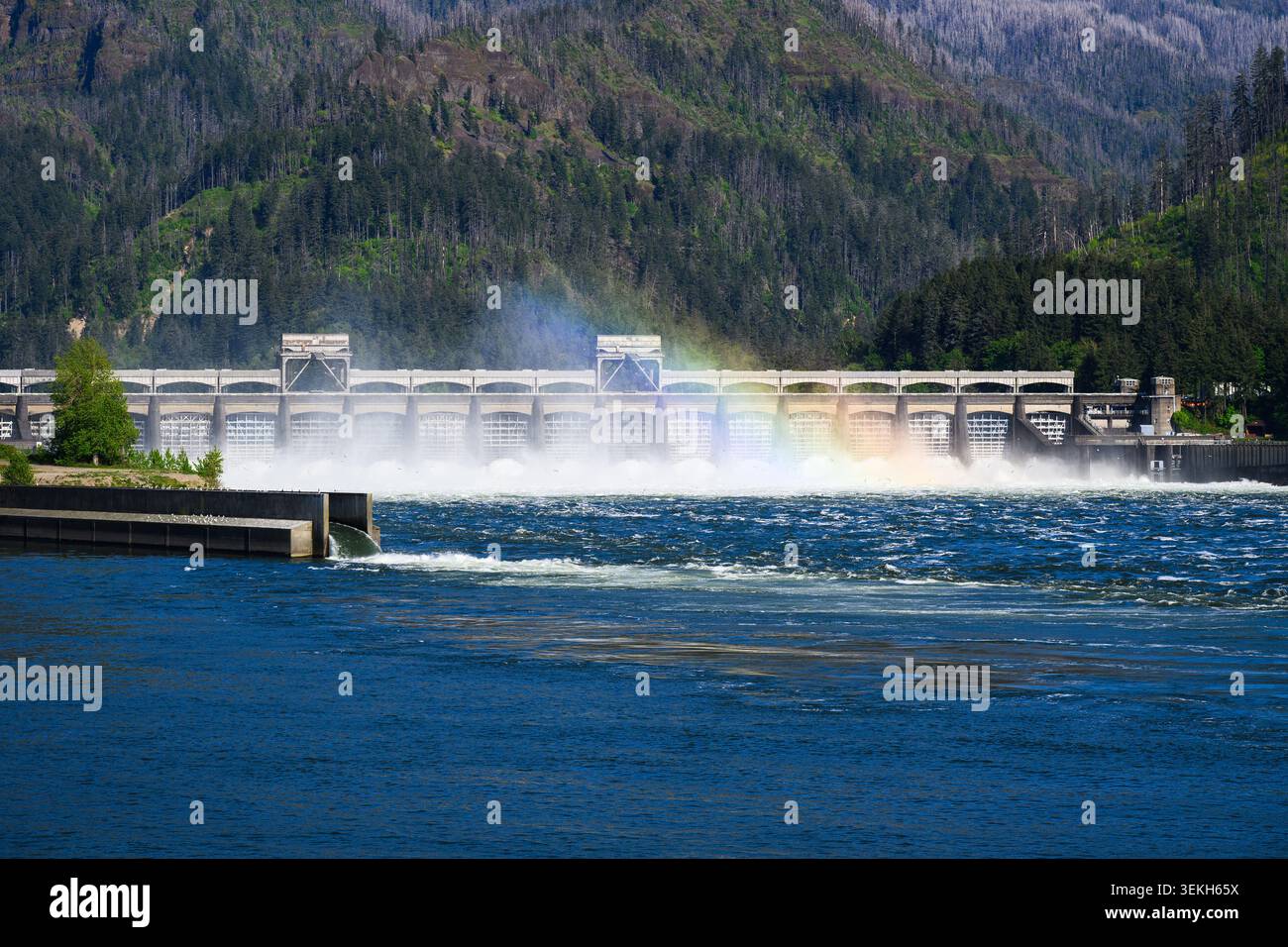 Bonneville Dam in der Columbia River Gorge mit natürlichem Regenbogen in Sprühnebel Stockfoto