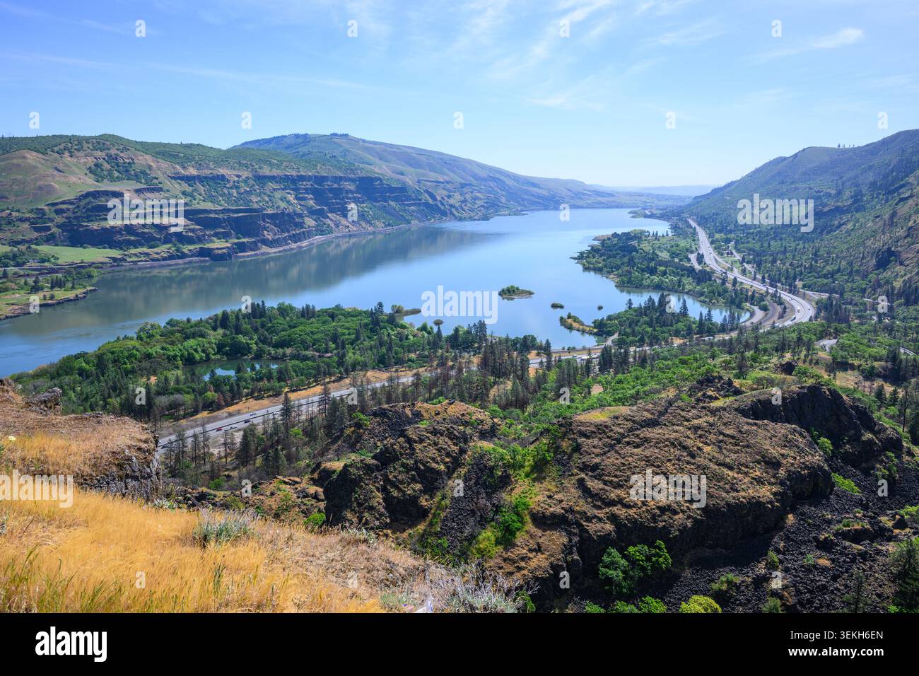 Blick auf den Columbia River, während die interstate 84 durch die raue Landschaft führt Stockfoto