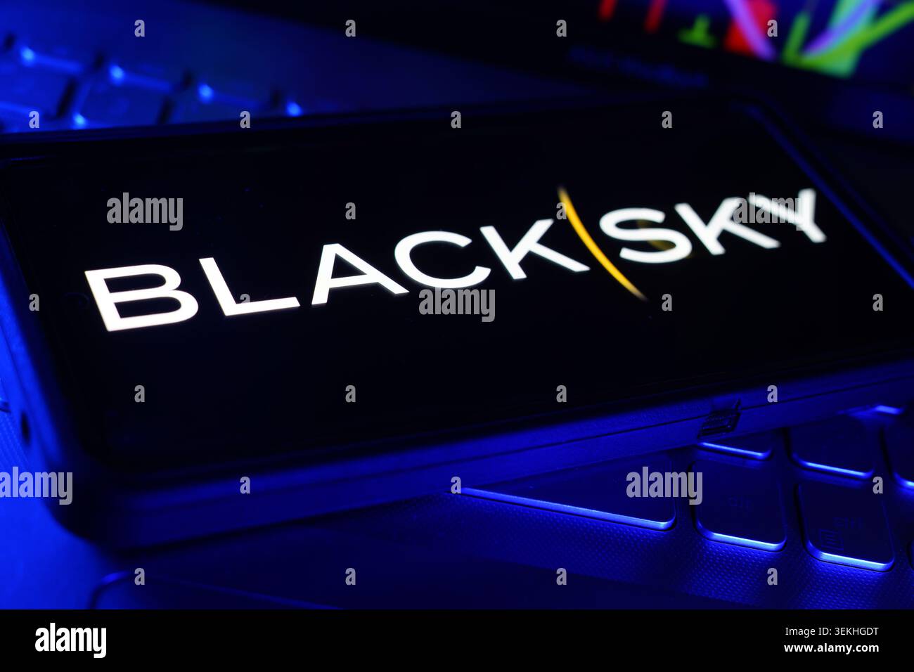 BlackSky Technology Company Logo auf dem Bildschirm mit Computer Technology Keyboard Hintergrund und Geospatial Intelligence Technology Workspace Stockfoto
