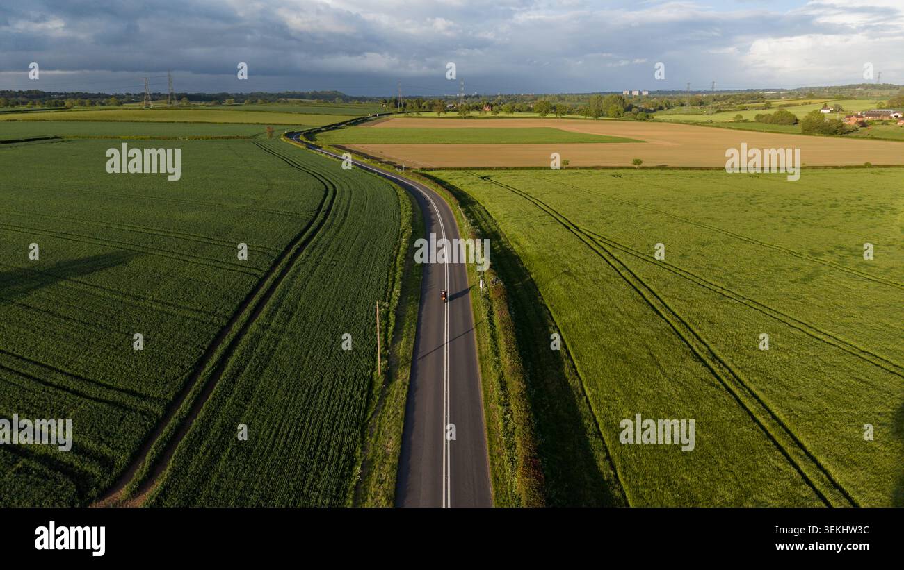 Drohnenansicht der Bridgnorth Road (A454) durch Farmland im ländlichen England Stockfoto