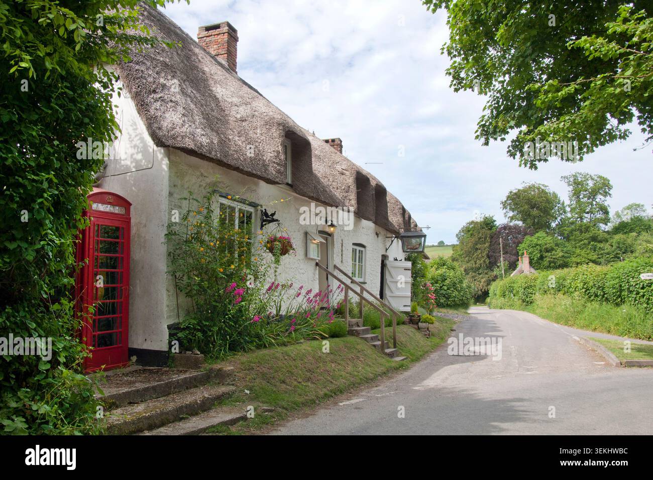 Ein Plüschdorf ist in Hardy's Tess Novel zu sehen, heute ein malerisches Drehkreuz für Besucher mit malerischen Pubs und Cottages mit Reetdach, Dorchester, Dorset, England Stockfoto