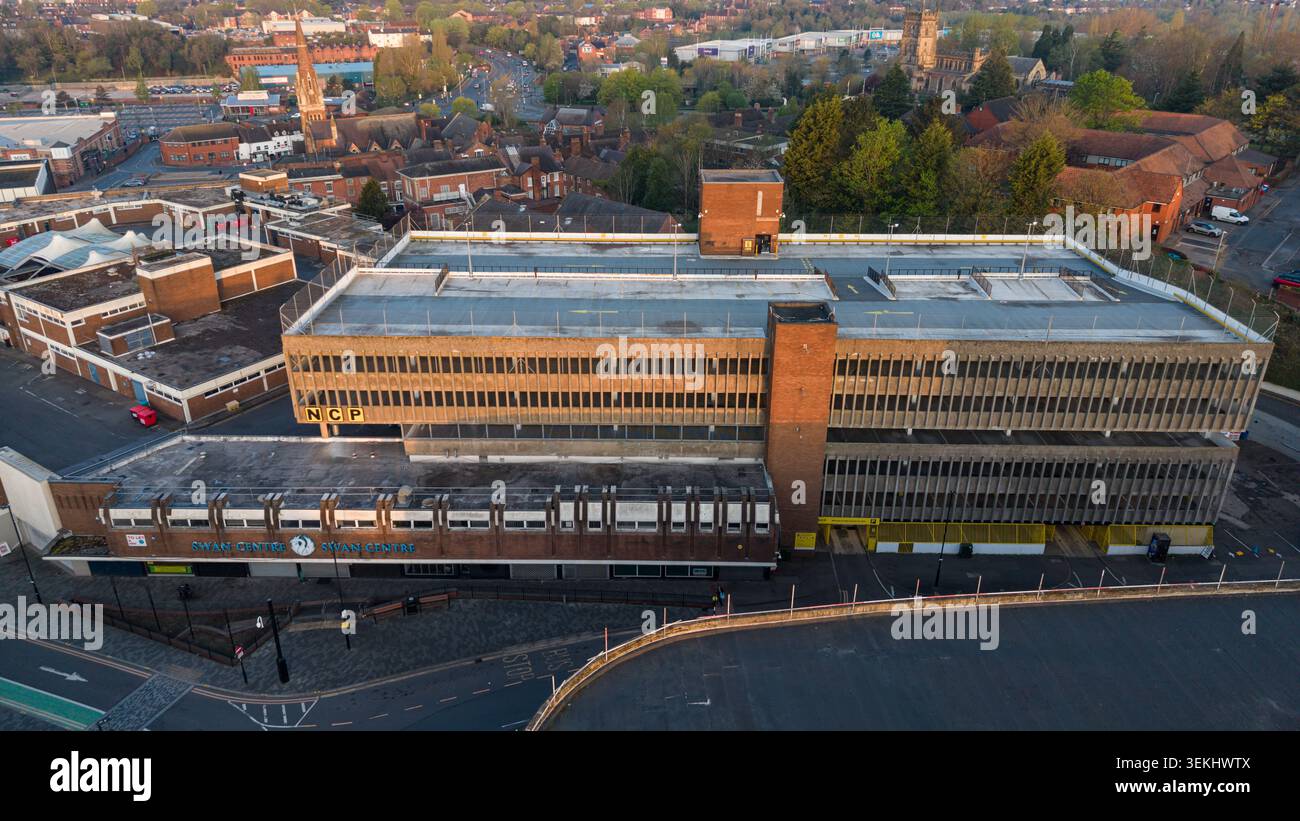 Blick auf den Einkaufskomplex Swan Centre und den mehrstöckigen Parkplatz des NCP in Kidderminster, England Stockfoto
