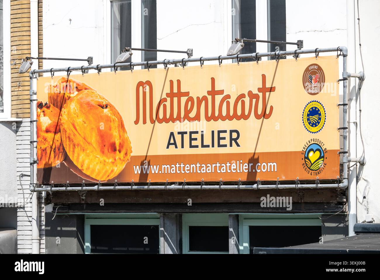 Atelier Mattentaarten auf dem Marktplatz in Geraardsbergen. Der Geraardsbergse Mattentaart ist ein traditionelles regionales Gebäck mit geschützter Geographie Stockfoto