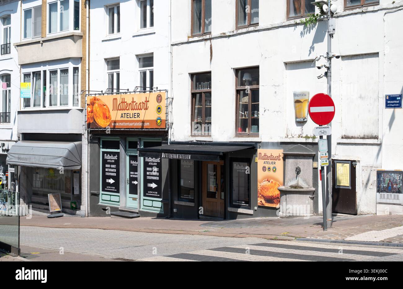 Atelier Mattentaarten auf dem Marktplatz in Geraardsbergen. Der Geraardsbergse Mattentaart ist ein traditionelles regionales Gebäck mit geschützter Geographie Stockfoto