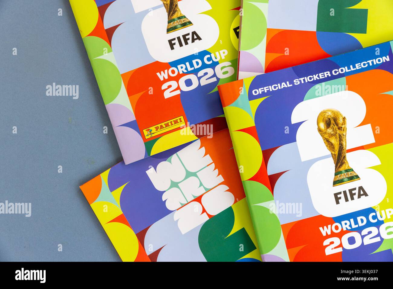 LONDON, UK - 2. JUNI 2026: Das offizielle Album der Panini-Weltmeisterschaft 2026 mit Stickerbüchern Stockfoto