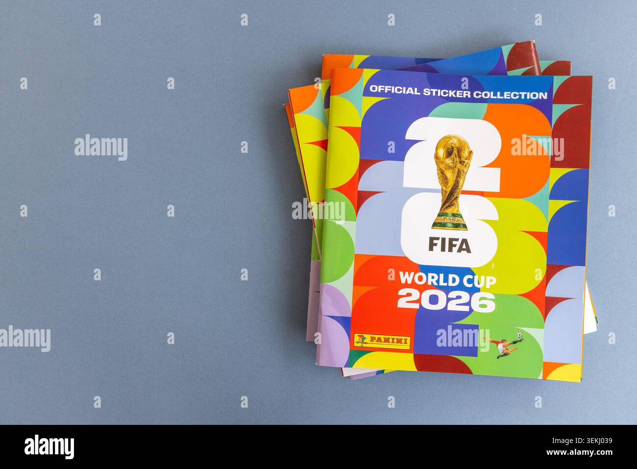 LONDON, UK - 2. JUNI 2026: Das offizielle Album der Panini-Weltmeisterschaft 2026 mit Stickerbüchern Stockfoto