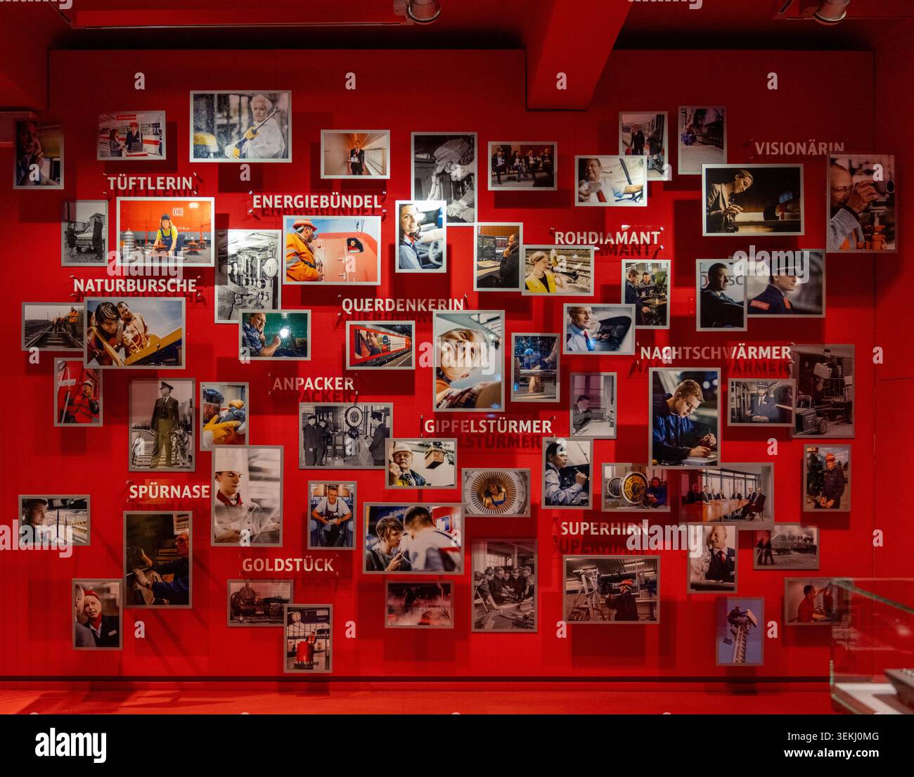 Nürnberg, Deutschland - 1. Dez. 24: Panoramafottwand mit einer Ausstellung im DB-Museum, Nürnberg, Bayern. Stockfoto