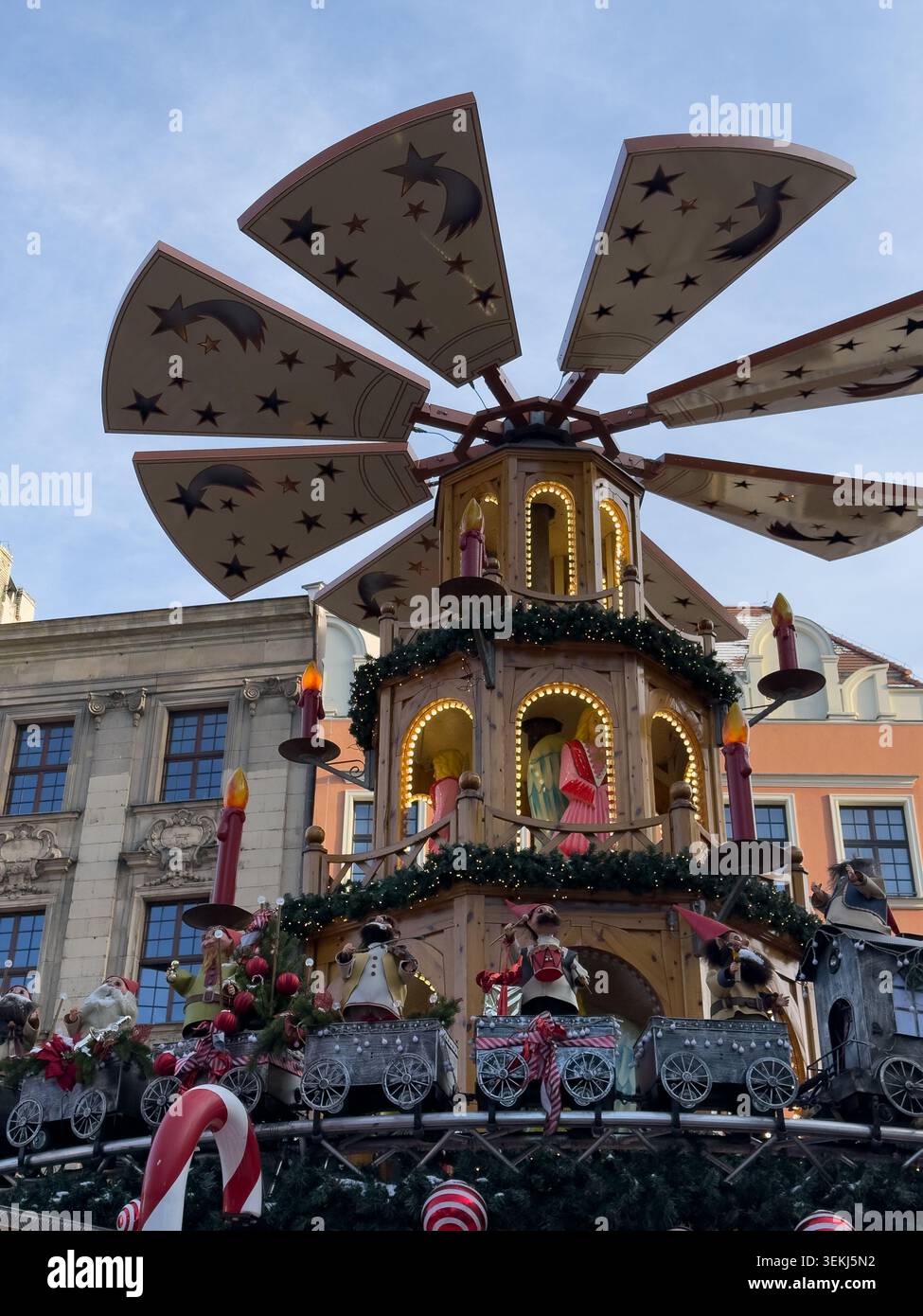 Traditionelle Weihnachtspyramide mit festlicher Dekoration auf einem Wintermarkt Stockfoto
