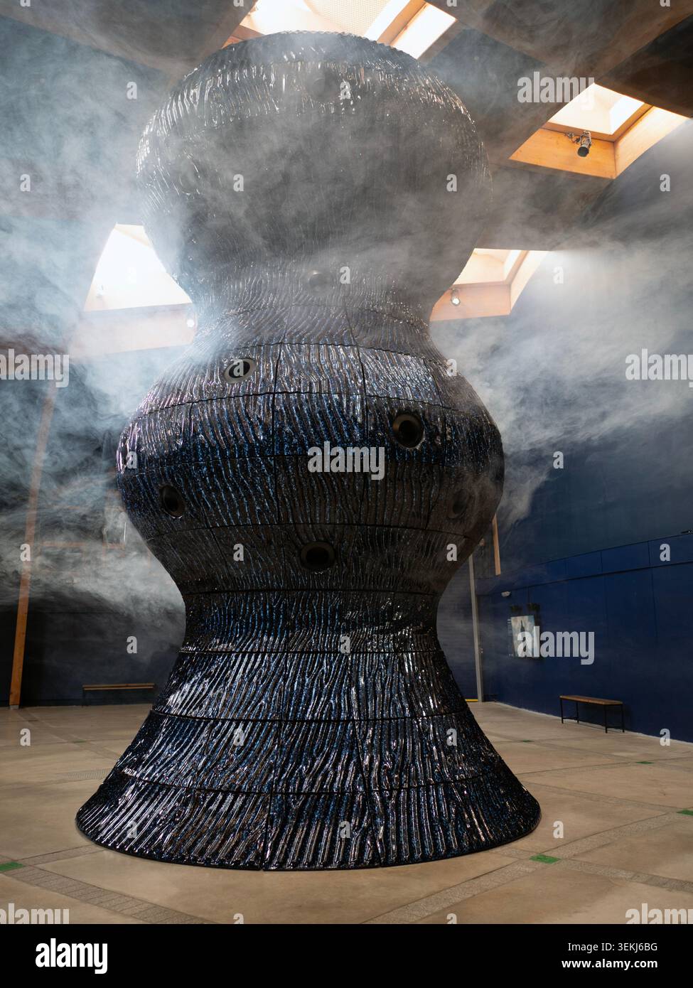 Die 9 Meter hohe Keramikskulptur Infinity Blue ist eine Kunstinstallation im Kerngebäude des Eden Project, die Cyanobakterien huldigt. Stockfoto
